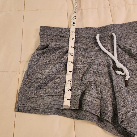 Nike Women's Heathered Gray Knit Logo Shorts Size Medium EUC Pockets - Picture 5 of 9